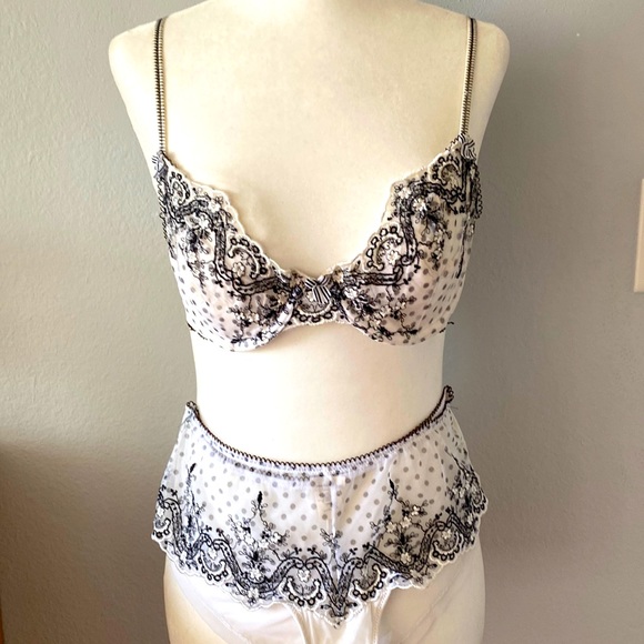 NWOT FELINA Lingerie Set - 32C Bra and matching Boy Shorts - Picture 1 of 8